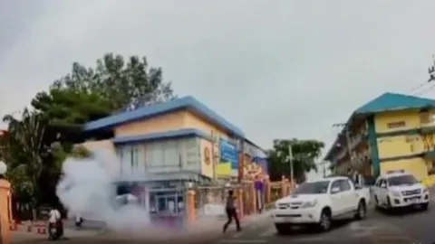 "นักเรียนนักเลง" โจ๋ 2 กลุ่ม ดวลเดือดหน้าโรงเรียน นร.แตกตื่นหลบลูกหลง (คลิป)