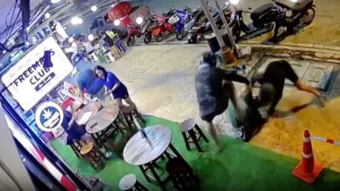 ชายฉกรรจ์บุกถึงร้าน รุมตื้บช่างทำผม แชร์โพสต์เชียร์ก้าวไกล (คลิป)