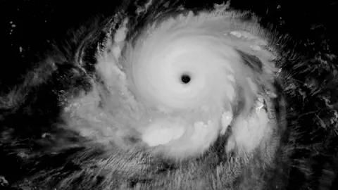 ไต้ฝุ่นมาวาร์ ทวีความรุนแรงเป็นพายุระดับ 5 หลังพัดถล่มเกาะกวม