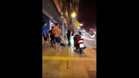 "ฝรั่งกร่างตื้บคนจีน" ริมถนนพัทยา สาวแฉคลิป เผยแต่งกายคล้าย จนท. (คลิป)