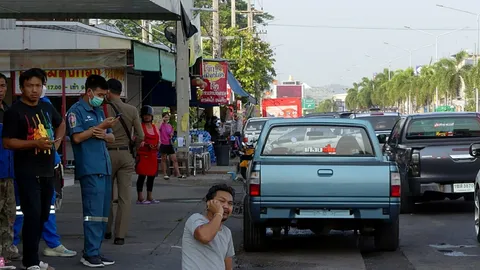 แม่ส่งลูกชายไม่ถึงโรงเรียน กระบะเลี้ยวตัดหน้า จยย.ชนกระเด็นตาย 1 บาดเจ็บ 1