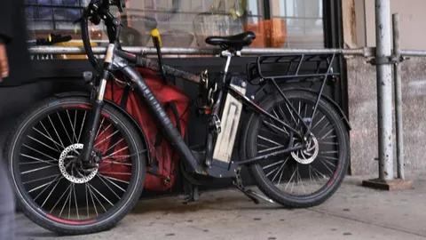 อีกแล้ว จักรยานไฟฟ้าระเบิดไฟลุกในอังกฤษ เจ้าของหวิดถูกย่างสด (คลิป)