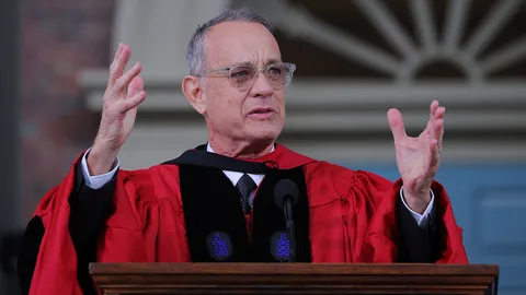 "ทอม แฮงค์ส" ปราศรัย รับปริญญาฮาร์วาร์ด