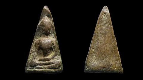 พระผงสุพรรณ พิมพ์หน้าหนุ่ม 1 ใน 5 ของชุดเบญจภาคี กรุวัดพระศรีรัตนมหาธาตุ