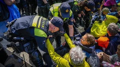 ม็อบเนเธอร์แลนด์ปิดมอเตอร์เวย์ในกรุงเฮก ตร.ไล่สลาย จับได้ 1,500 คน