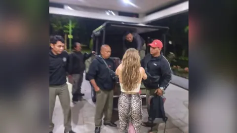 อึ้ง สาวเยอรมัน เปลือยกาย ป่วนนางรำที่บาหลี ถูกส่งไปพบจิตแพทย์แล้ว (คลิป)