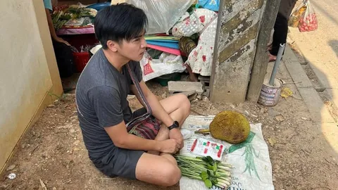 ไม่อายทำกิน นักแสดงหนุ่มเก็บ พืชผัก-ผลไม้จากสวน ไปนั่งขายแบกะดินที่ตลาด