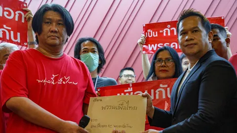 เสื้อแดง บุก เพื่อไทย จี้ถอนตัวพรรคร่วมรัฐบาล หากก้าวไกลตั้งรัฐบาลไม่ได้ให้เพื่อไทยทำแทน