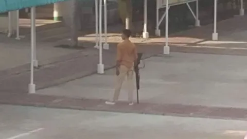 หนุ่มชุมพรแบกปืนยาวเข้าโรงเรียน "มารับลูก" พาหนี อ้างมีคนปองร้าย (คลิป)