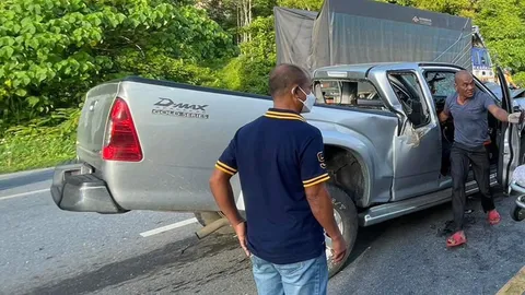 "สิบตรี" ชะตาขาด ขับกระบะไม่ถึงหน่วย พุ่งชนรถบรรทุกออกจากซอย ดับคาที่