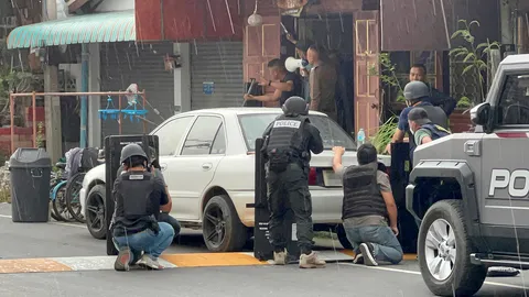 ลุงหวงบ้าน รัวยิงใส่ "เจ้าของใหม่" ดับ ยึดขายทอดตลาด ล้อม 8 ชม.มอบตัว (คลิป)