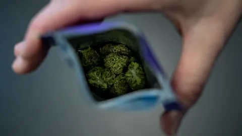 ด.ญ.มาเลเซียวัย 11 เข้าโรงพยาบาล กินบิสกิตผสมกัญชา-พ่อโดนจับกุม