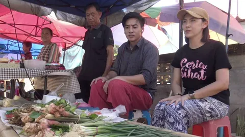 โก โกสินทร์ ภูมิใจผักสวนแม่ยายขายดี ประทับใจวิถีชาวบ้าน แม้เงินน้อยแต่สุจริต (คลิป)