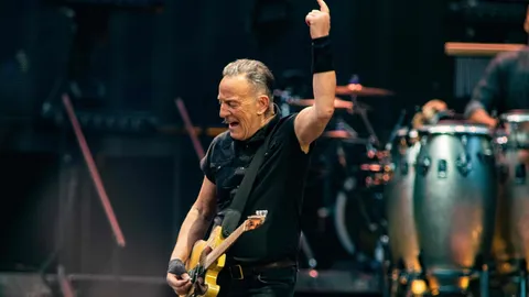 บรูซ สปริงทีนส์ ร็อกเกอร์รุ่นใหญ่ พลาดหกล้มบนเวทีขณะแสดงคอนเสิร์ต (คลิป)