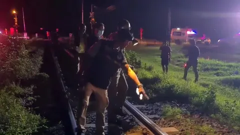 หนุ่มเมานั่งเล่นบนรางรถไฟ ม้าเหล็กมาถึงลุกออกไม่ทัน โดนชนตายสลด