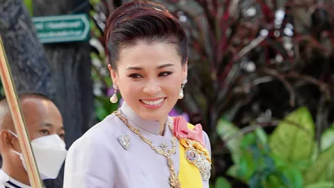 จัดพิธีเจริญพระพุทธมนต์ เฉลิมพระเกียรติพระราชินี
