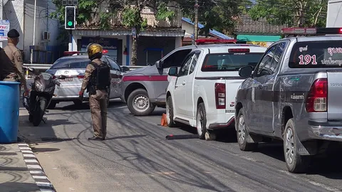 ระทึก ตำรวจล้อมรถกระบะนายหน้าที่ดิน หลังหนีการตรวจค้นข้ามอำเภอ