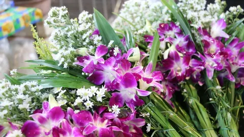 ดอกไม้ที่ตลาดในเมืองขอนแก่นปรับขึ้นกำละ 5-10 บาท เหตุราคาดอกไม้สดแพงขึ้น