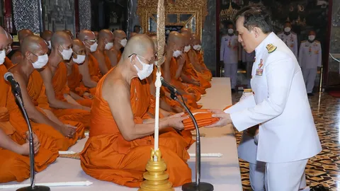 "ในหลวง-พระราชินี" เสด็จบําเพ็ญพระราชกุศลวิสาขะ