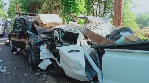 กระบะส่งพัสดุหลับในข้ามเลน ประสานงาปาเจโร่ผัวเมียนนครปฐมตายคาที่หมด 3 ศพ