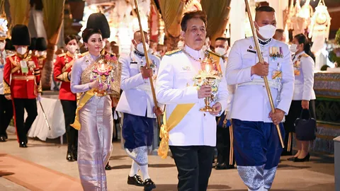 ในหลวง-พระราชินี เสด็จเวียนเทียนประทักษิณ