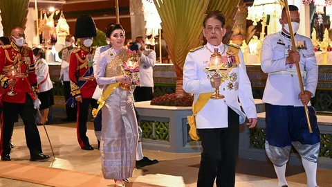 ในหลวงเสด็จพิธีวันเฉลิมฯพระราชินี บำเพ็ญพระราชกุศลเนื่องในวันวิสาขบูชา