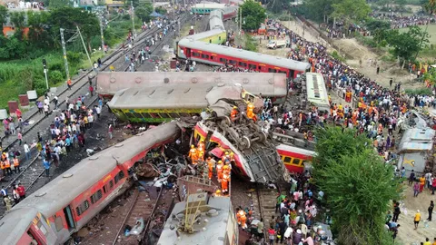 อินเดียวิปโยค  เร่งไขปม รถไฟ 3 ขบวน ชนกันวินาศสันตะโร ตายเกือบ 300 ศพ 