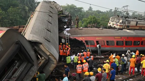 อินเดียชี้ปัญหา "สัญญาณขัดข้อง" ทำรถไฟชนกันตกราง 3 ขบวน ตายพุ่งเกือบ 300 ศพ