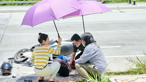 ชื่นชมพนักงานโฮมโปร รุมกางร่มกันแดด ช่วยเด็ก 14 รถชนนอนกลางถนน