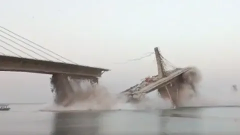 สุดระทึก สะพานที่อยู่ระหว่างก่อสร้างพังถล่มในอินเดีย (คลิป)