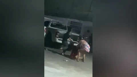 "รุมยำโหดข้างเซเว่นฯ" 2 ชายหญิงถูกสกรัมน่วม ฝ่ายชายหนีรอด-หญิงถูกอุ้ม (คลิป)