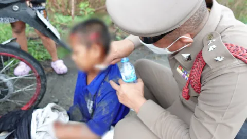 แม่รีบ เห็นฝนตกถอดเสื้อให้ลูกใส่ พันเข้าล้อ รถล้มลูกชายแขนหัก