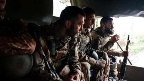 ยูเครนโต้กลับรัสเซีย โวรุกคืบพท. แนวรบตะวันออก หมู่บ้านรอบบักห์มุต 