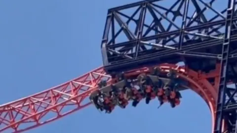 ระทึก รถไฟเหาะตีลังกาค้างกลางอากาศที่จีน (คลิป)