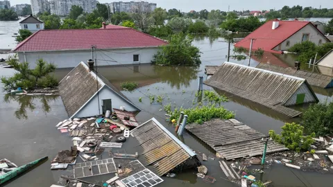 ยูเครนสลด เขื่อนคาคอฟกาแตก ทำน้ำท่วมสูงเฉลี่ยกว่า 5 ม. ดับแล้ว 3 ศพ