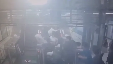 ระทึก บันไดเลื่อนสถานีเกาหลีไหลย้อนกลับ คนร่วงเจ็บ 14 ราย (คลิป)