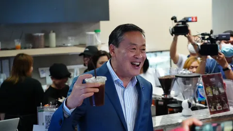 “เศรษฐา” บอก พอแล้ว “มินต์ช็อก” ไม่รู้ ชิมกาแฟส้ม “ก้าวไกล” ในฐานะอะไร 