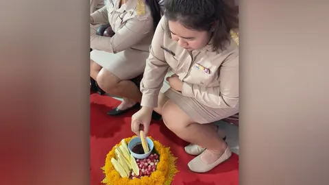 พานไหว้ครูมะม่วงน้ำปลาหวาน ครูอดใจไม่ไหว เสร็จพิธีแบ่งกันกินเกลี้ยง (คลิป)