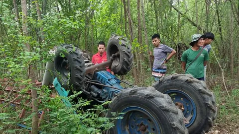 รถไถลากสกีขนไม้ขัดต้นกระถิน ทำรถไถหงายทับตาวัย 69 ดับคาป่าหลังหมู่บ้านลพบุรี