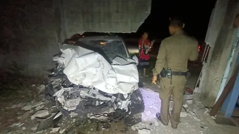 สาววัย 25 ซิ่งเก๋งหลบ จยย. ฟาดกำแพงโรงงานทะลุ บาดเจ็บเล็กน้อย