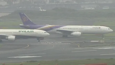 ระทึก เครื่องบิน "Thai Airways" เฉี่ยวชน "EVA AIR" บนรันเวย์สนามบินฮาเนดะ