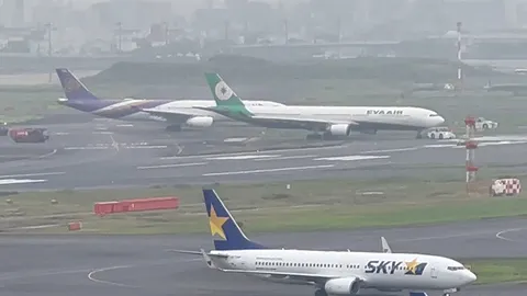 264 ชีวิตสุดระทึก! การบินไทยทำเสียว ชนอีวีเอแอร์ปีกชำรุด ที่สนามบินฮาเนดะ ประเทศญี่ปุ่น