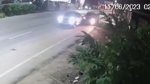 สาว 31 งง จอดรถคุยโทรศัพท์ อยู่ดีๆ คันหน้าถอยหลังมาชนเฉย (คลิป)