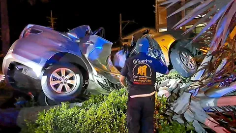 หนุ่มสาว "รัสเซีย" ชนต้นตาล 2 ศพ สยองเกาะกลางถนนสุขุมวิท