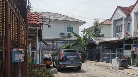 เพื่อนบ้านชี้แจง หลังถูกร้องจอดรถขวาง บอกใส่เกียร์ว่างไว้ ถ้าเรียกก็จะขยับให้