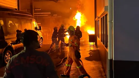 ระทึก ไฟไหม้รถกลางโชว์รูม เผาเบนซ์ 5 ล้าน วอด 1-รถอื่นเสียหายอีก 5 (คลิป)