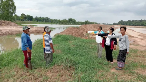 ชาวนาดงลิงเดือดร้อนน้ำท่วมนา ร้องรัฐช่วยแก้ไข หลังผู้รับเหมากั้นดินขวางทางน้ำ