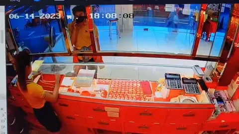 โจรแสบบุกเดี่ยวทำทีเป็นลูกค้าฉกสร้อยร้านทองเมืองสมุทรสาคร ได้ไป 6 บาท