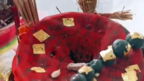 "ร้อยเอ็ดไหว้ครู" สายมูก็มา ไอเดียสยอง จัดพานไหว้ครูเลียนแบบคุณไสย (คลิป)