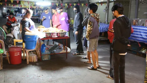 "ข้าวเหนียวหมูพี่ก้อย" ร้านเด็ดคนกลางคืนและวัยทีน ขายถูกให้เยอะกับมีเพียบ